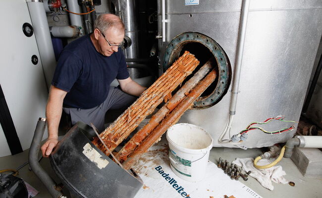 Mann bei der Arbeit an der Maschine